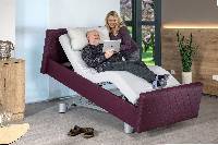 Das Pflegebett AURA Loft in der Komfort-Sitzposition
